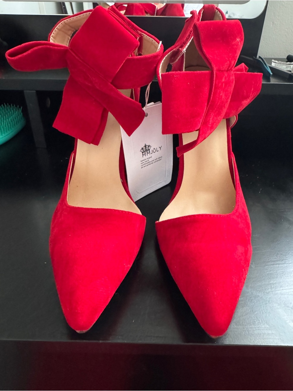 red bow pumps